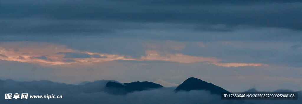 日出云海中的遠(yuǎn)山