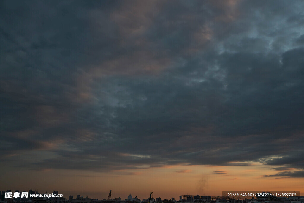 城市黃昏天空壯麗景觀