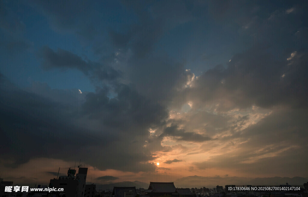 城市黃昏天空壯麗景象