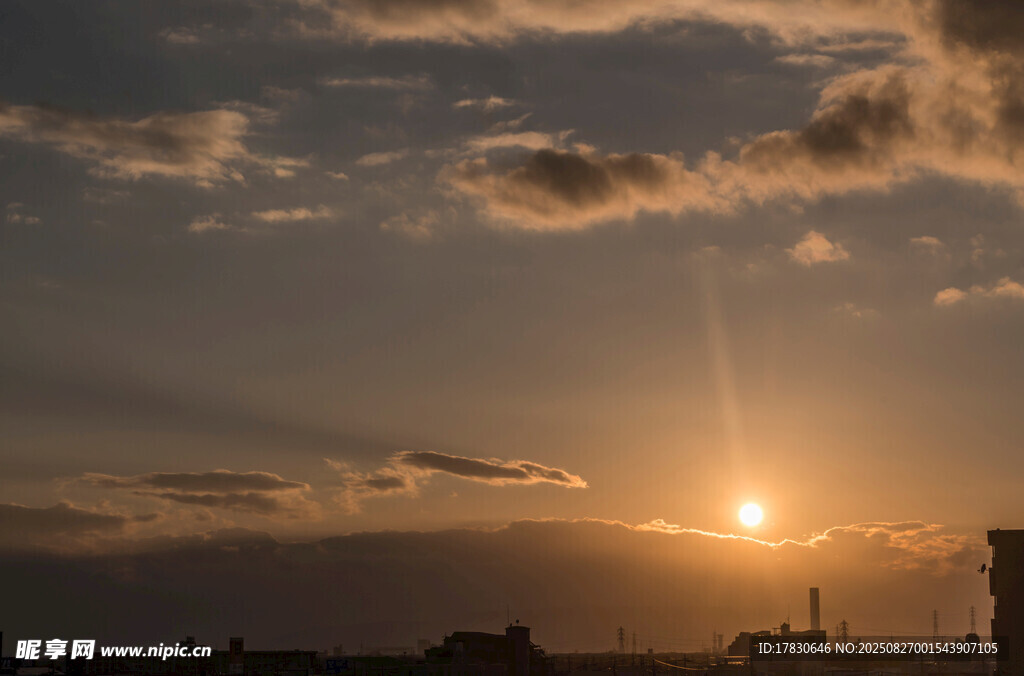 夕陽(yáng)西下的城市天際線