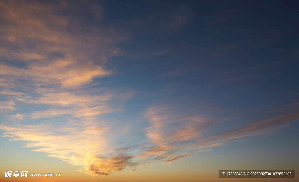 夕陽下的絢麗天空