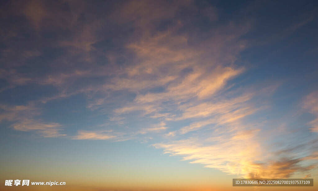 夕陽下的絢麗天空