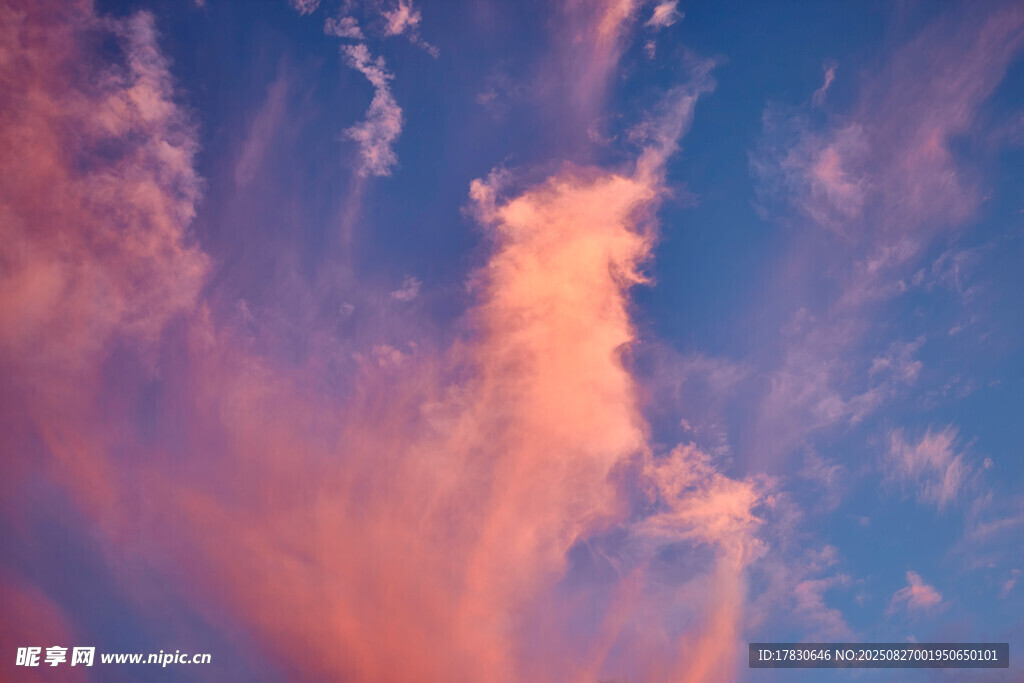夢幻絢麗的天空晚霞景象