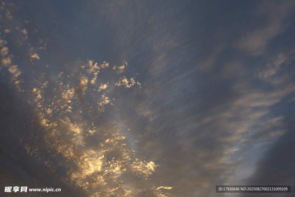 夕陽下的絢爛天空