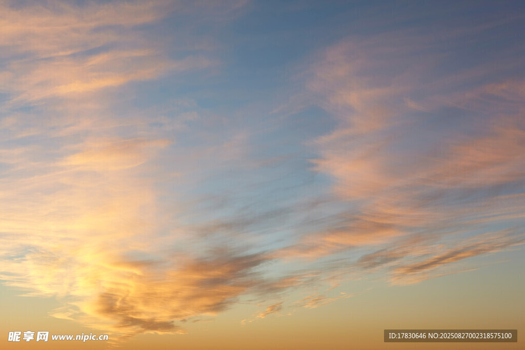 夕陽下的絢麗天空