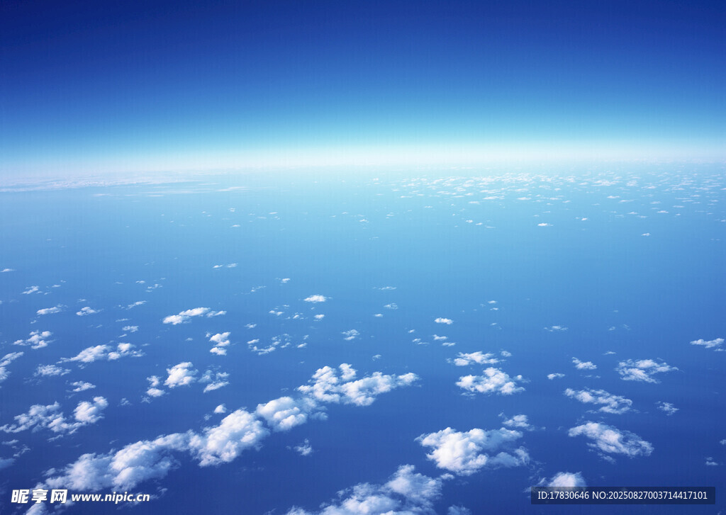 高空俯瞰的云海藍天景象