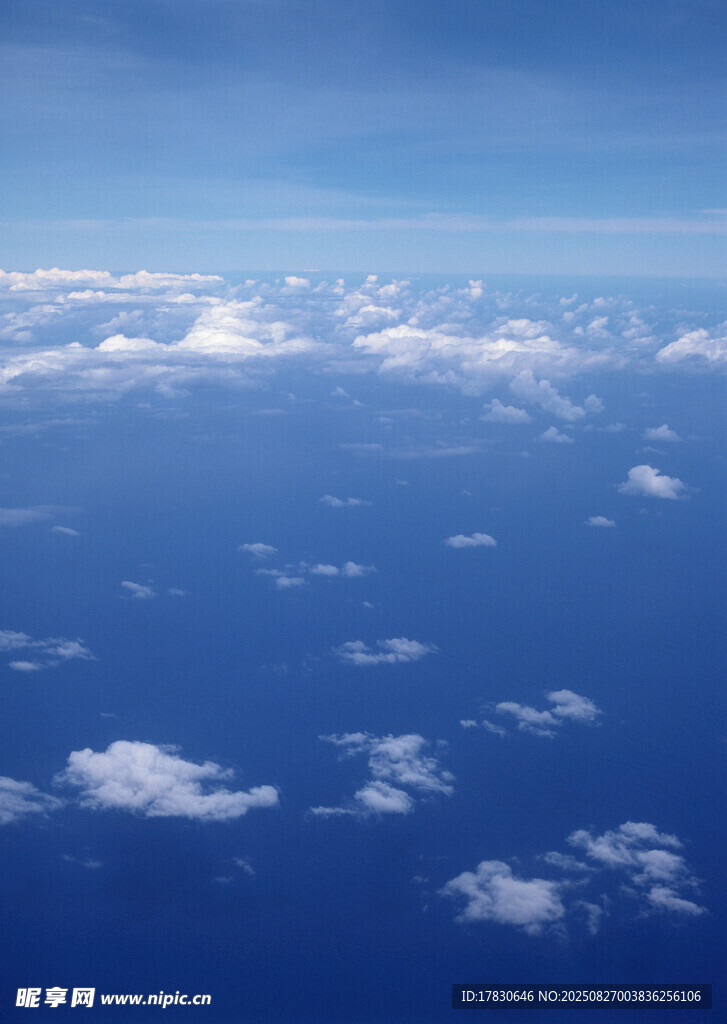 高空俯瞰蔚藍(lán)云海景觀