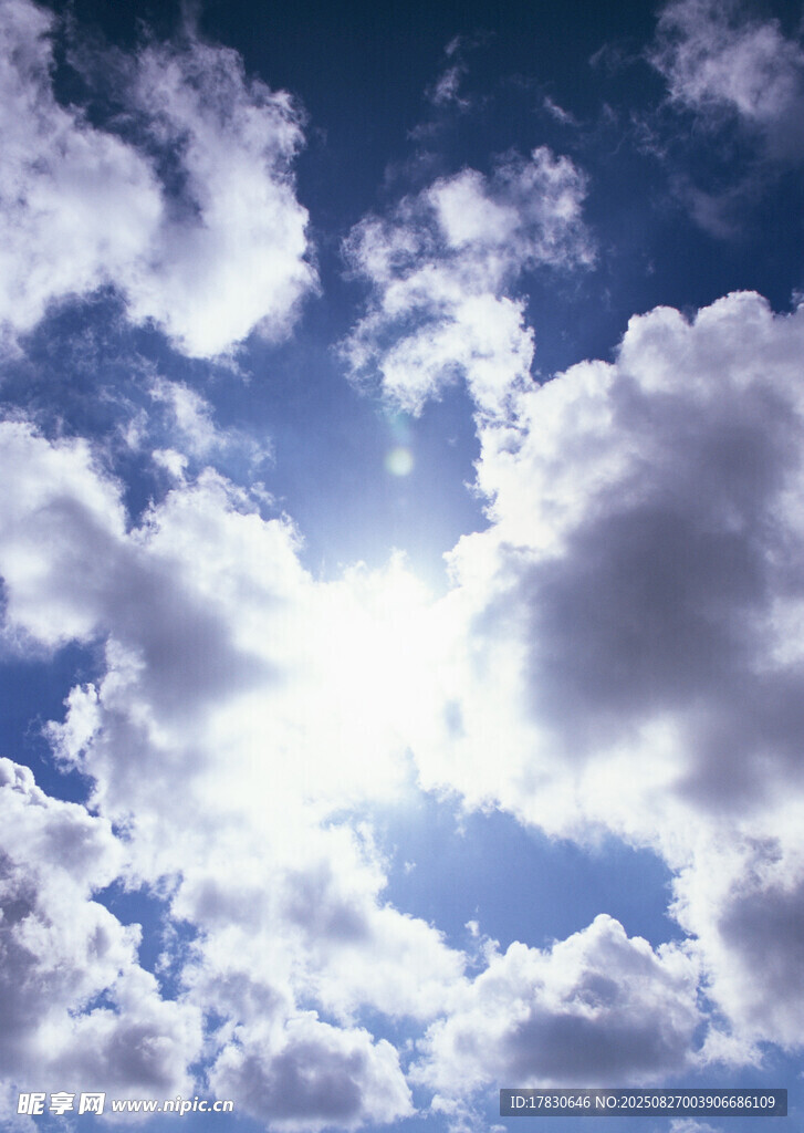 晴朗天空中的耀眼陽光