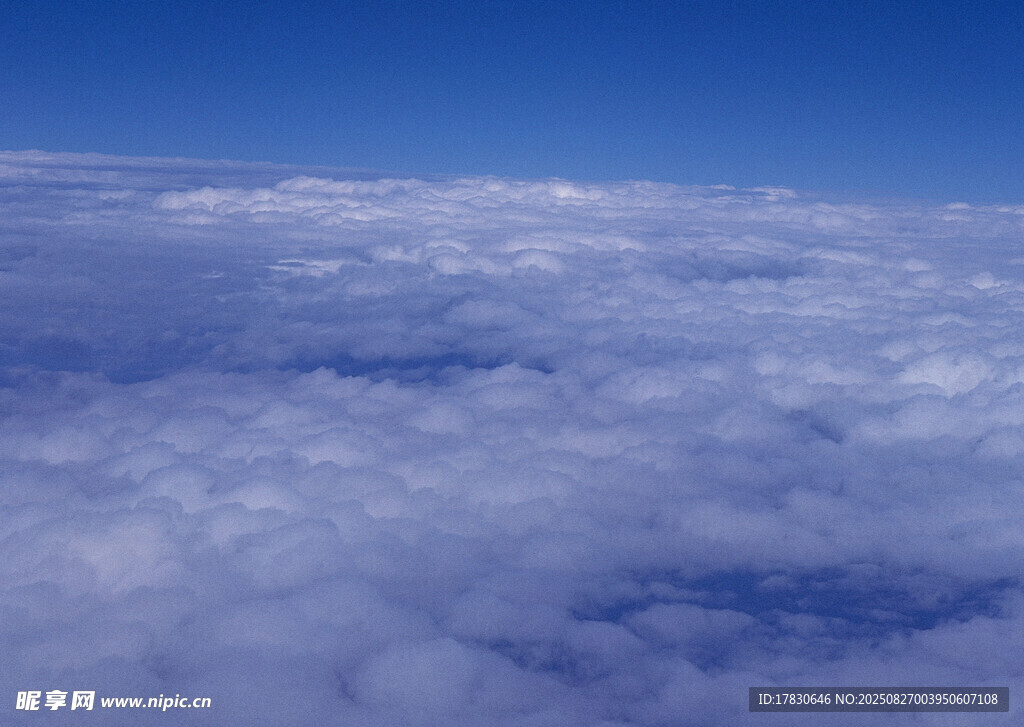 高空俯瞰云海美景