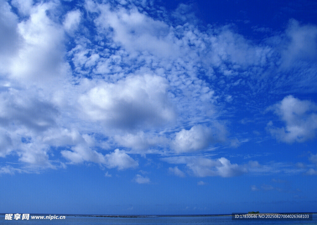 藍(lán)天碧海間的云朵美景