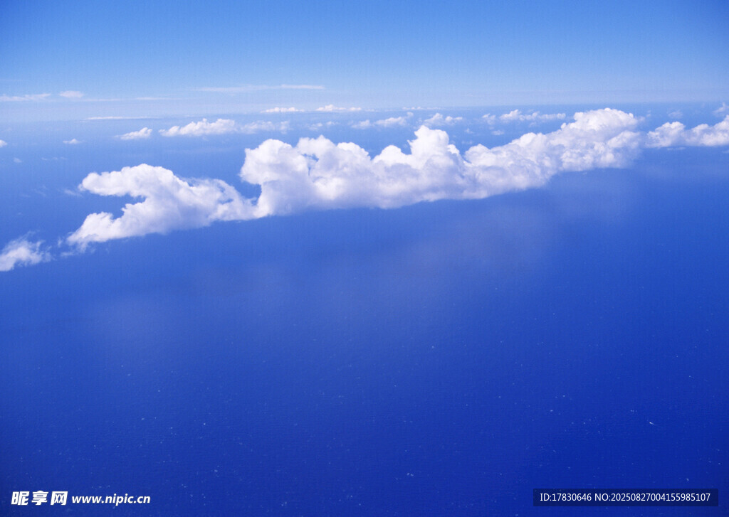 高空俯瞰的云海與藍天