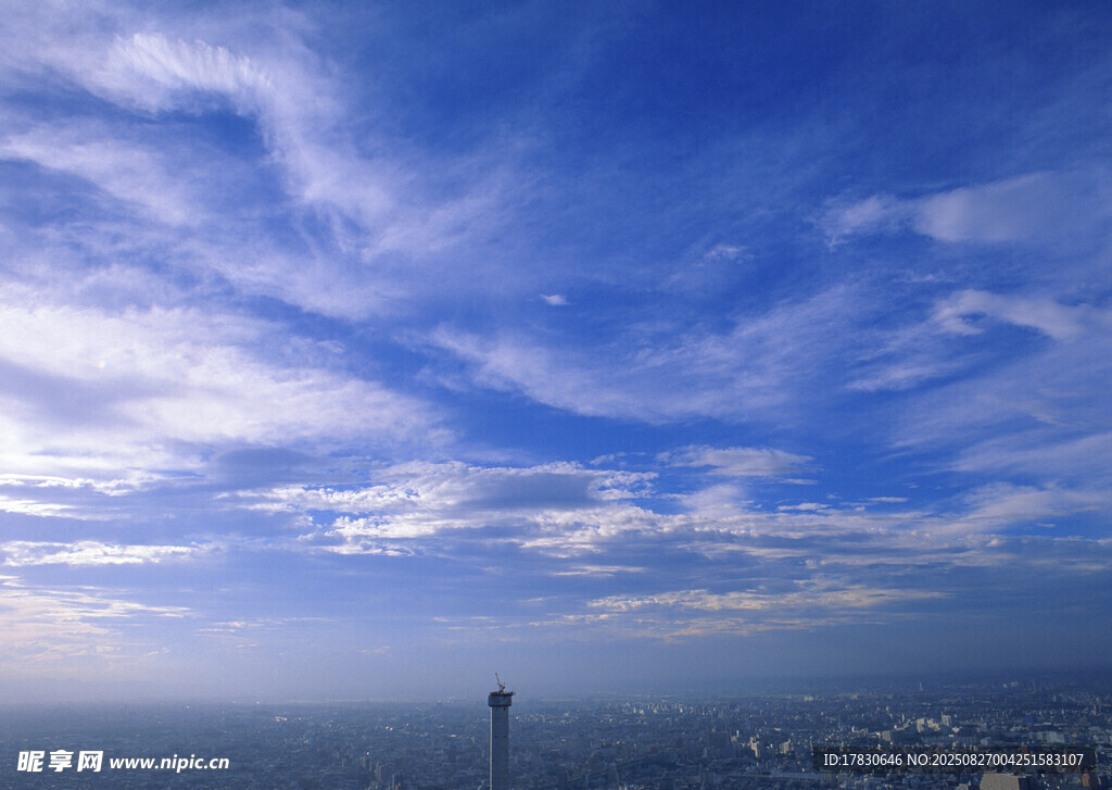 城市上空的蔚藍(lán)天空美景