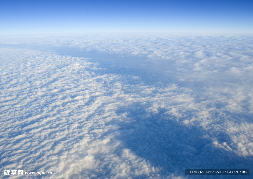 高空俯瞰云海壯麗景觀