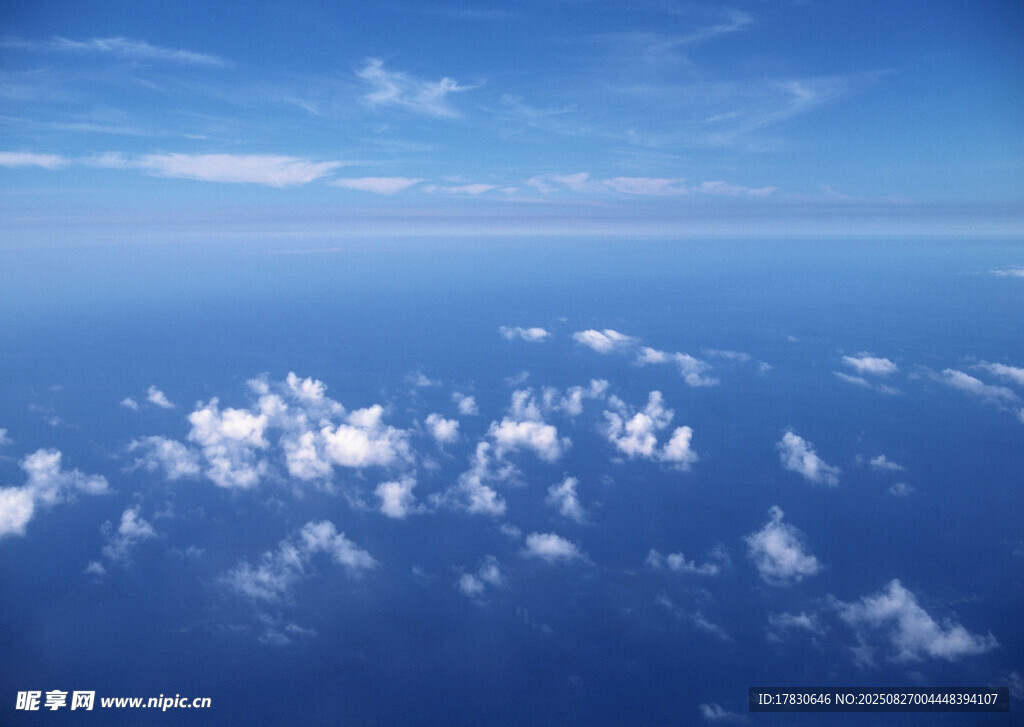 高空俯瞰藍(lán)天白云美景