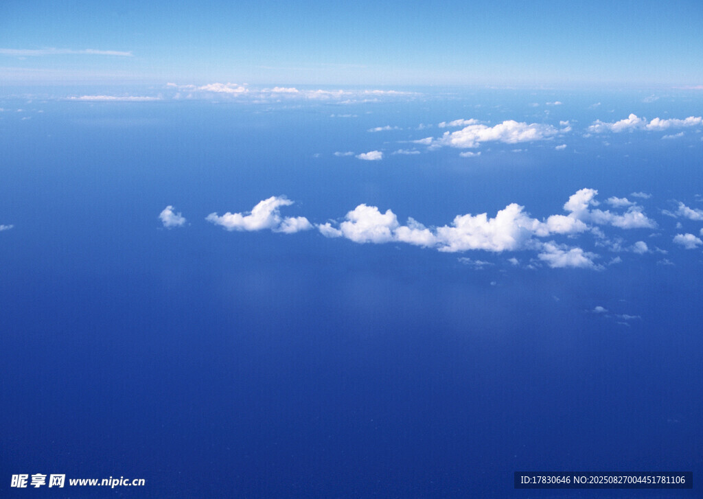 高空俯瞰蔚藍(lán)海洋與云朵