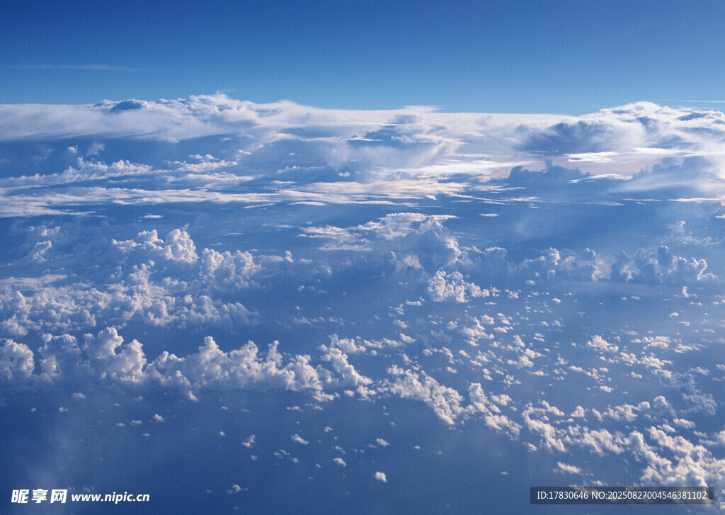 高空俯瞰云海美景