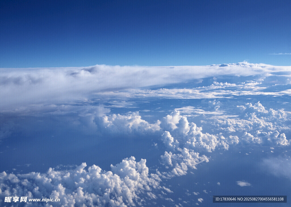 高空俯瞰壯麗云海景觀