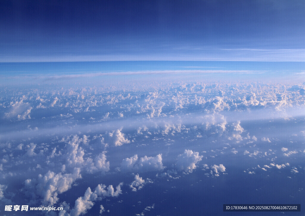 高空俯瞰云海壯麗景觀