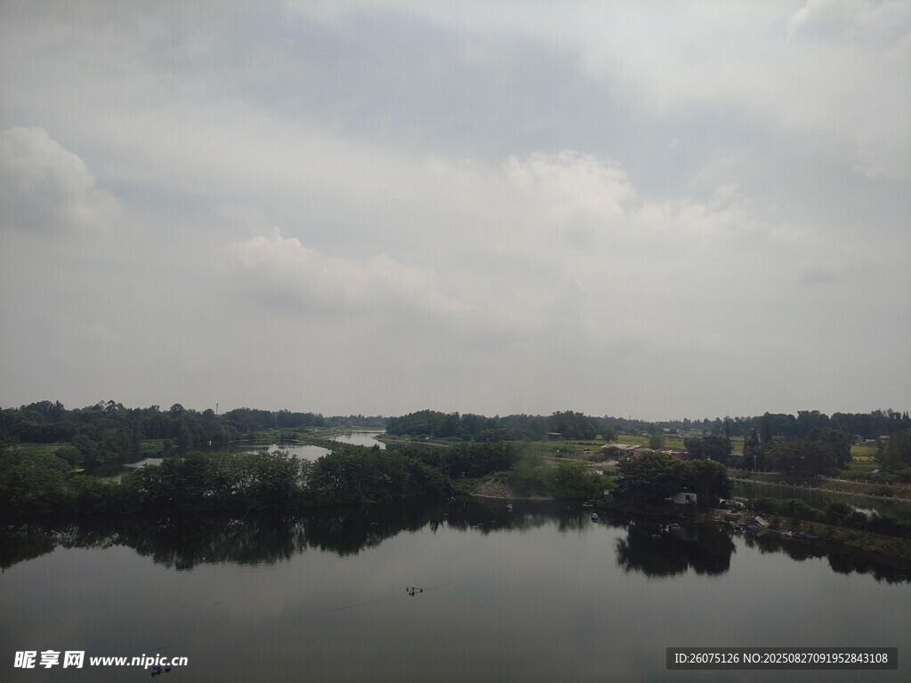湖畔風景綠意盎然