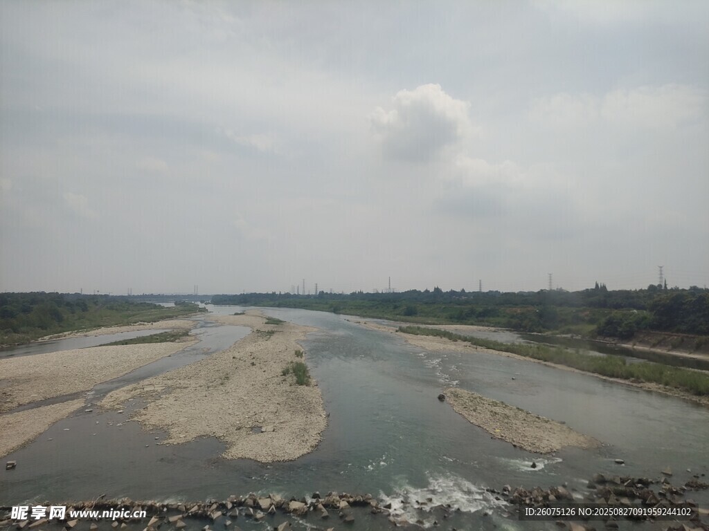 寬闊河流與河岸景觀