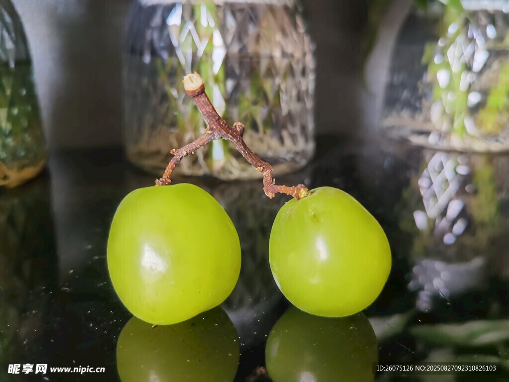 兩顆鮮綠葡萄靜物特寫(xiě)