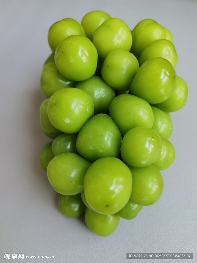 一堆青綠色的圓潤(rùn)葡萄