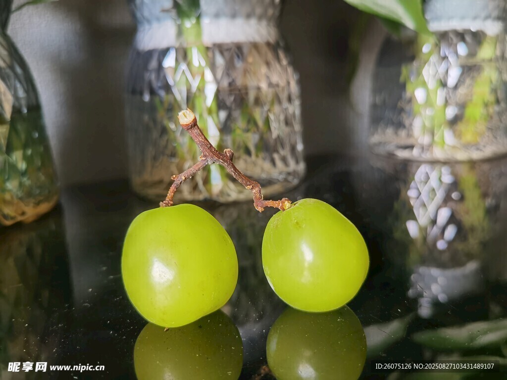 黑色背景下的晶瑩青葡萄擺拍