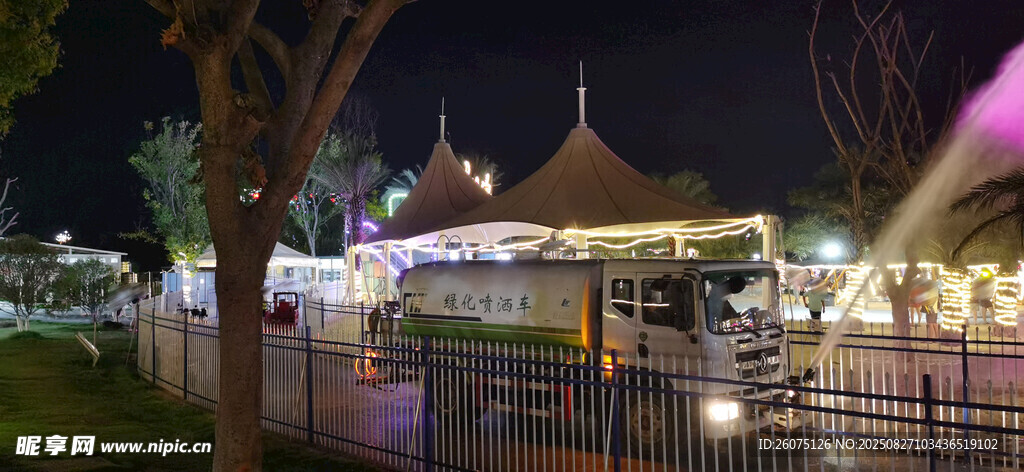 夜晚游樂園的夢(mèng)幻景象