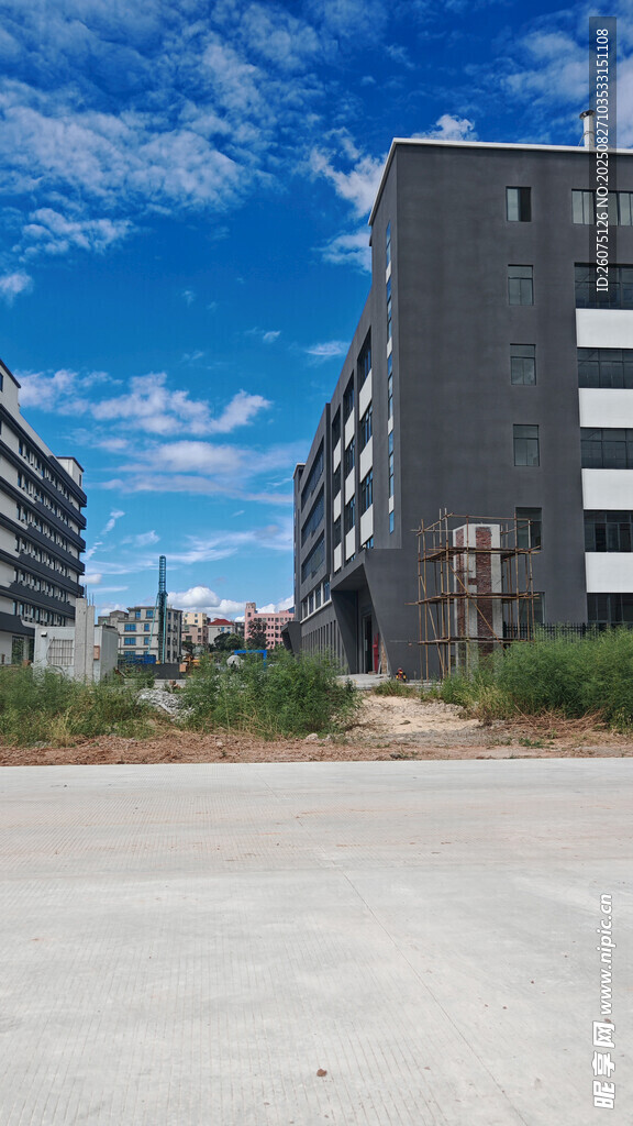 空曠場地旁的灰色外觀建筑群