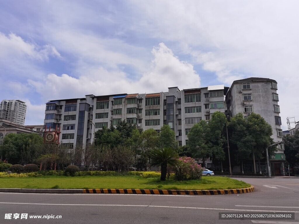 現(xiàn)代多層建筑與綠化景觀