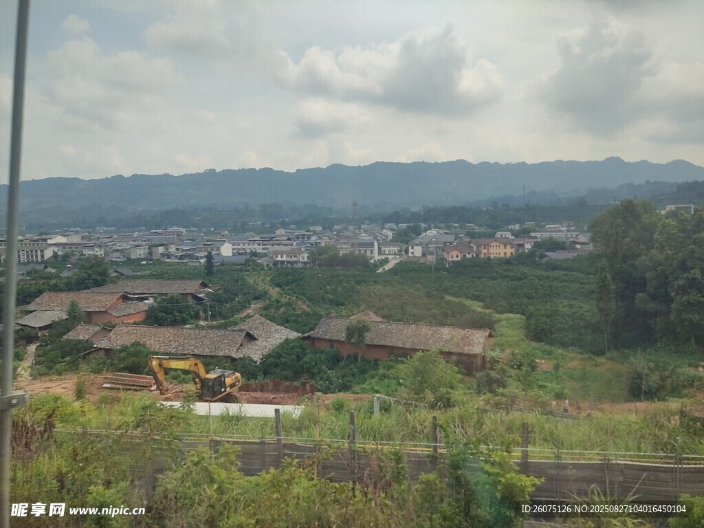 俯瞰山間村落景致