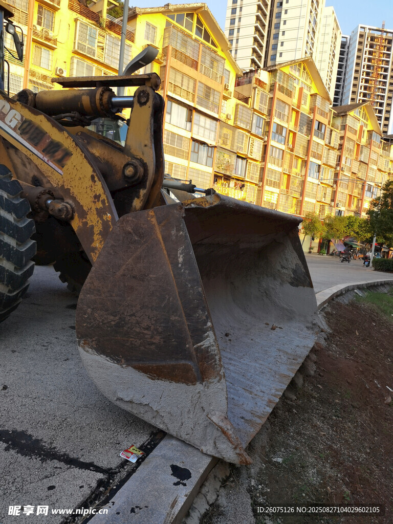 城市中停放的大型施工鏟車