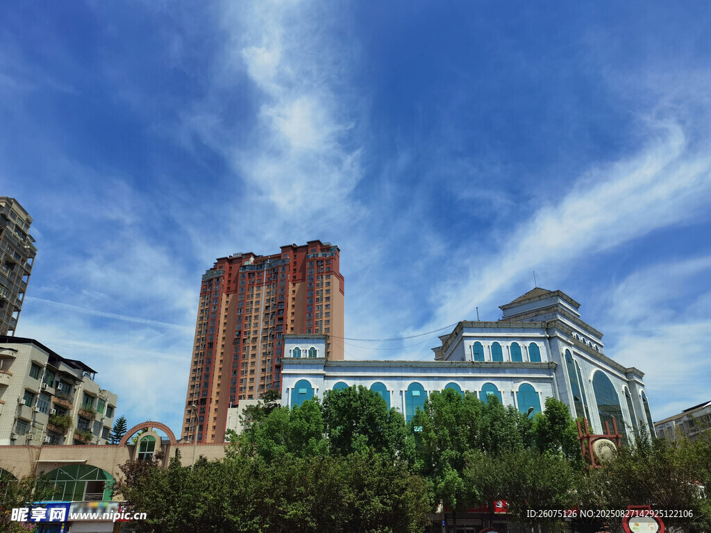 城市建筑與藍(lán)天白云景觀