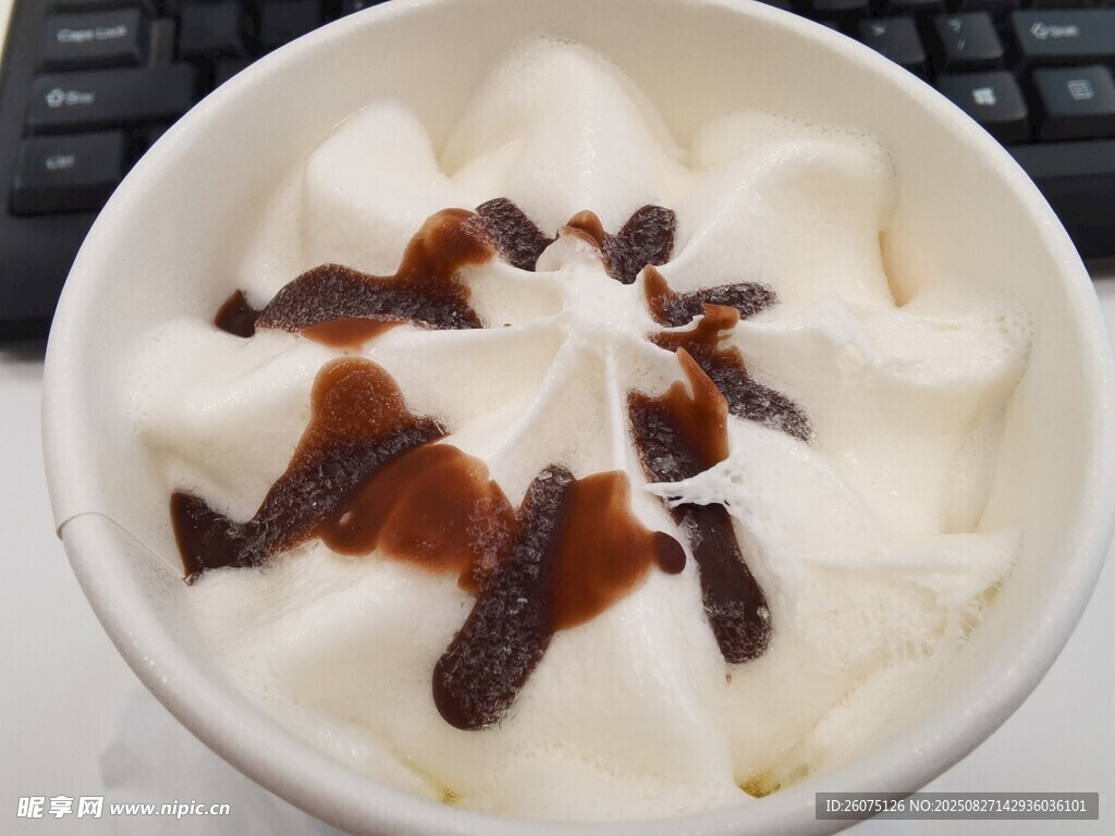 美味奶油淋醬冰淇淋