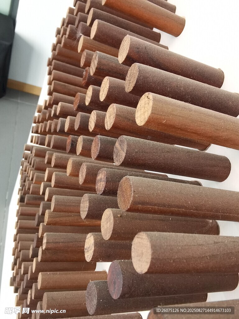整齊堆疊的圓柱形木料