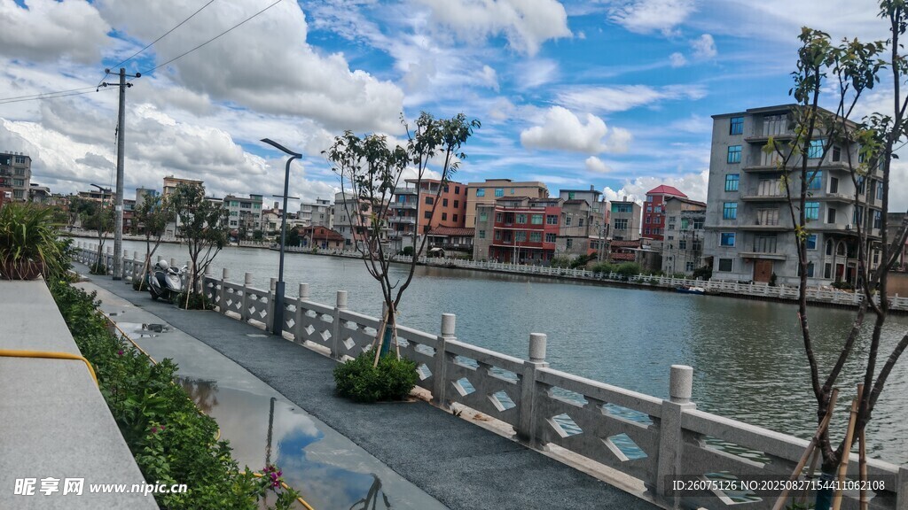 河畔城市風(fēng)景
