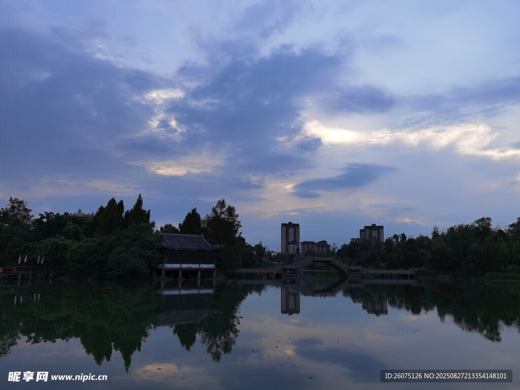 湖畔暮色靜謐湖景如畫