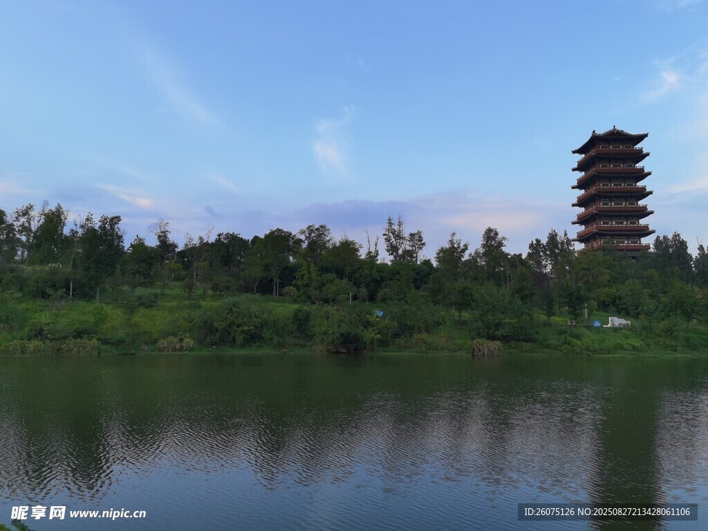 湖畔寶塔與水面倒影風(fēng)景