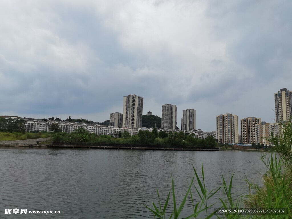 寬廣水域河畔高樓景觀