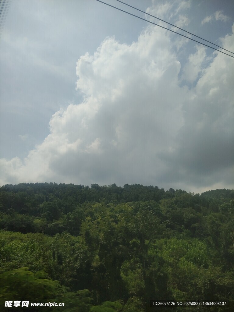 山間云景綠意盎然