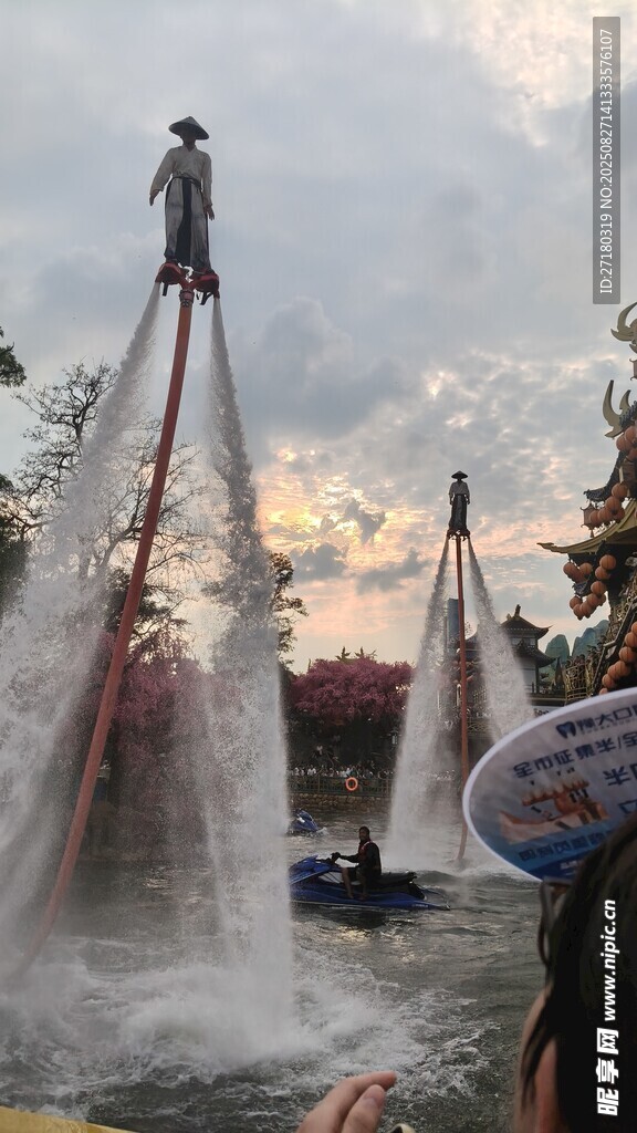 噴泉表演展現(xiàn)絢麗水幕景觀