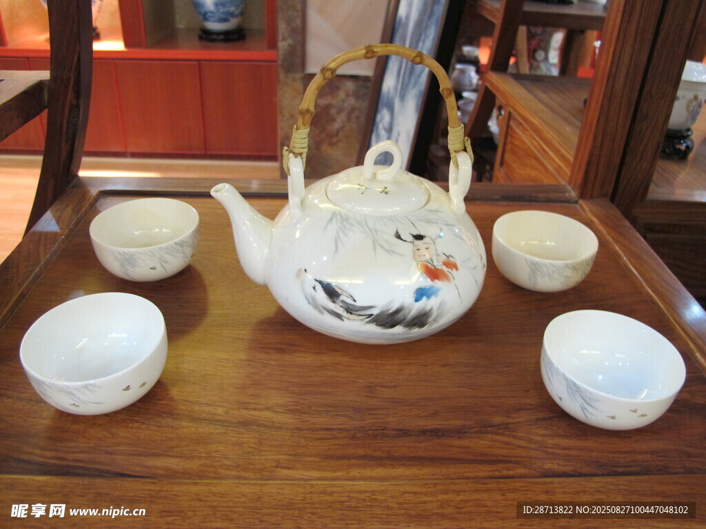 中式茶具套裝擺放在木桌上