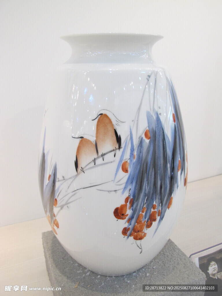 手繪花鳥紋白色陶瓷花瓶