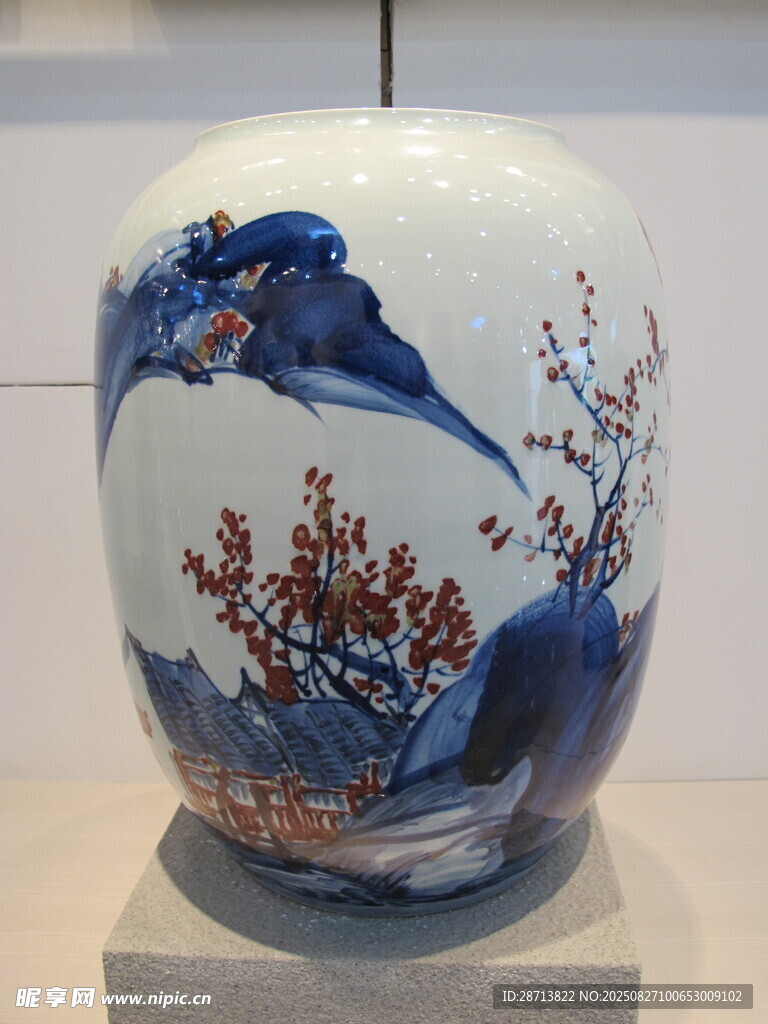 青花山水花卉紋瓷瓶