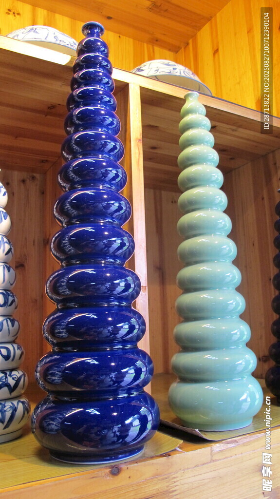 多彩陶瓷塔形擺件展示
