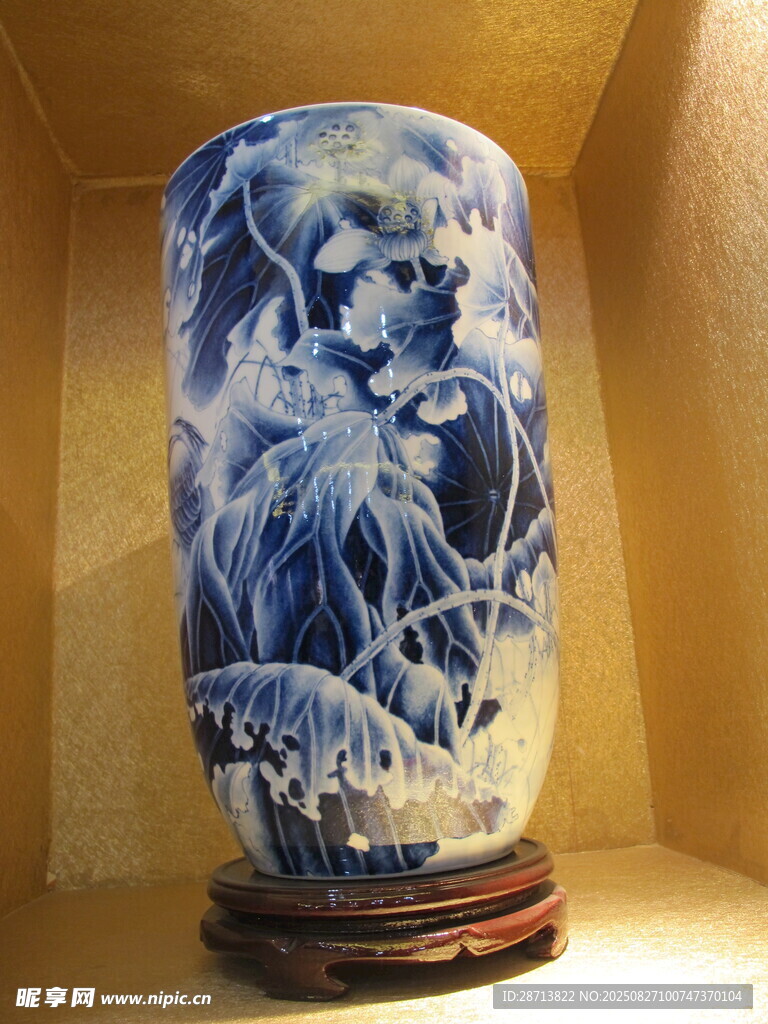 荷花藍(lán)白青花瓷瓶
