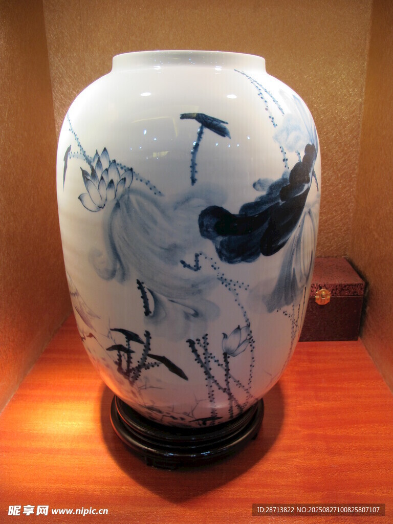 荷花青花瓷瓶 傳統(tǒng)藝術(shù)之美