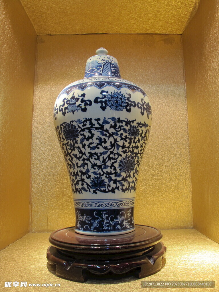青花梅瓶展示于古樸空間