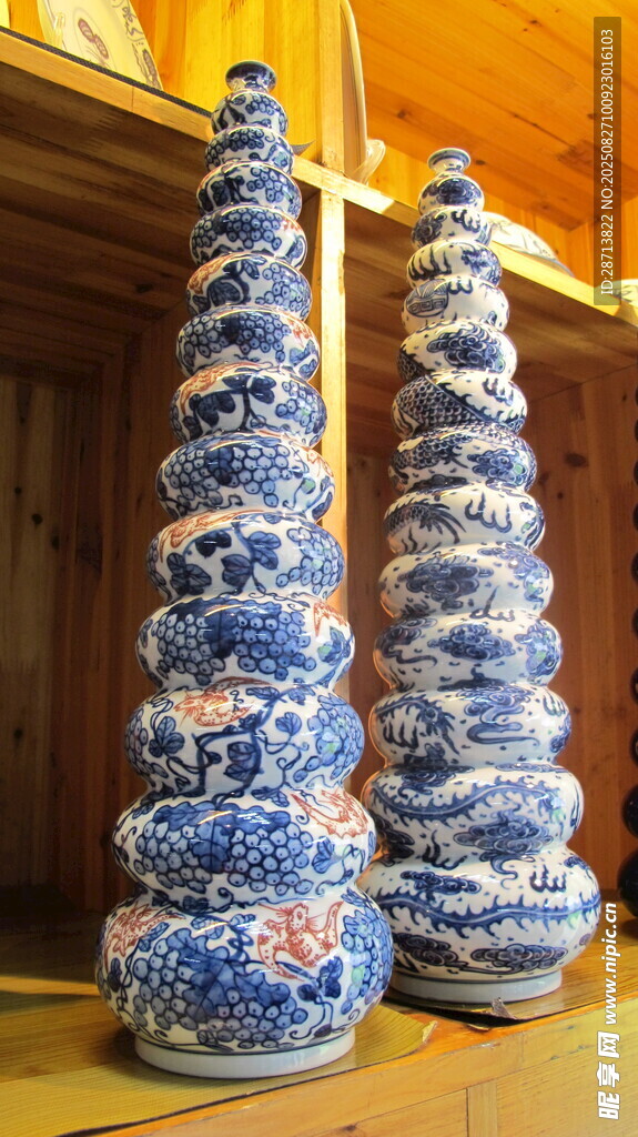 藍(lán)白青花瓷塔擺件