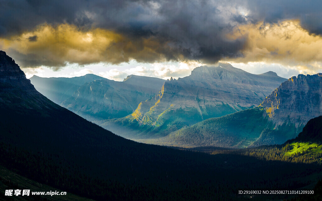 壯麗山巒間的光影美景
